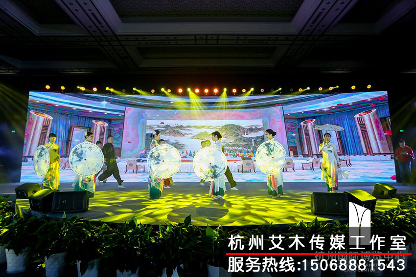 杭州國際博覽中心2020新春紅藍(lán)競(jìng)演茶話會(huì)古裝女子在臺(tái)上表演現(xiàn)場(chǎng)拍攝照片直播情況