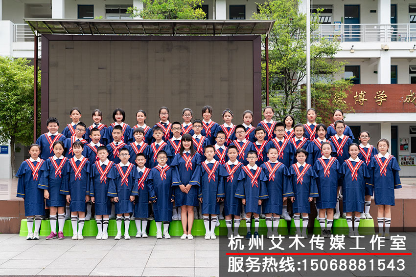 1631026645753211.jpg 統一服裝的班級集體照拍攝