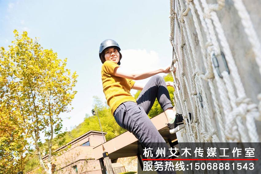 1631279999801988.jpg 戶外訓練基地團隊成員攀登高處場景拍攝