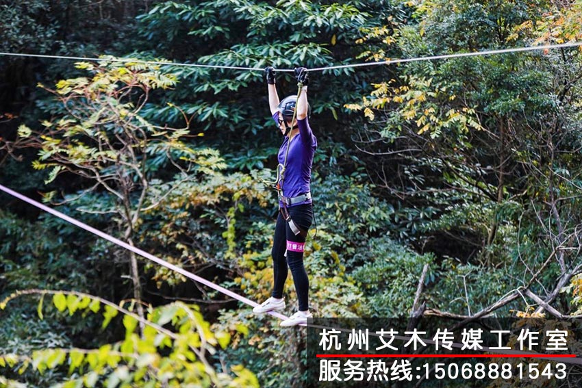 1631280029672438.jpg 戶外訓練基地團隊成員半空過繩索道場景拍攝